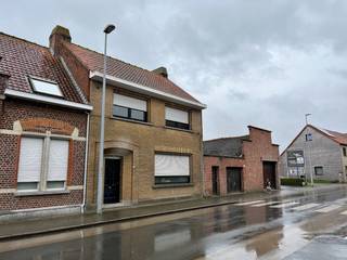 Centraal gelegen woning met garage en zongerichte tuin.De indeling is als volgt:gelijkvloers: ruime inkomhal - leefruimte met zit en- eethoek -...