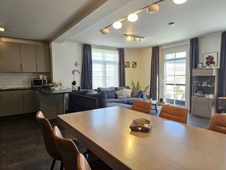 In het hart van Vlimmeren bevindt zich dit aangename en energiezuinige gelijkvloers appartement. Via de ruime inkomhal met gastentoilet kom je in...