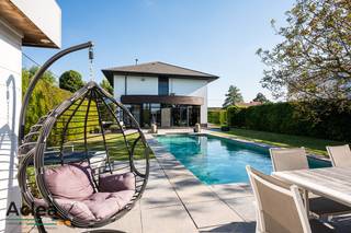 Op de Maagd van Gent in Watervliet, vinden we deze instapklare moderne villa op een royaal perceel van 1.383m² in een landelijke setting vlakbij...