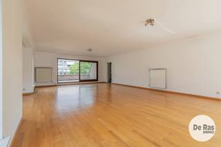 KIJKDAG ZON. 6 SEPTEMBER VAN 10u TOT 12u (OP AFSPRAAK!)<br /><br />AALST - Zeer groot appartement met dubbel terras en drie slaapkamers<br />Dit gunstig en centraal gelegen duplex appartement heeft alles in de nabijheid zoals de Delhaize naastliggend, restaurants, openbaar vervoer, E40, scholen en op wandelafstand van centrum Aalst. <br />Het appartement heeft een zeer grote en lichtrijke woonkamer door de vele ramen en grote schuiframen van de 2 ruime terrassen. De keuken is goed uitgerust met alle nodige toestellen, een extra nuttige, droge berging en voorzien van een ontbijthoek.<br /><br />Op het verdiep zijn er drie zeer ruime slaapkamers en een badkamer met dubbele lavabo, douche en bad. <br />Naast de grote leefruimtes is er ook extra berging voorzien op gelijkvloers, verdiep en buitenberging aan de terrassen. <br /><br />De twee staanplaatsen in de garage zijn optioneel aan te kopen. Er is een grote en een kleine plaats in de kelder. <br /><br />De vermelde prijs is een richtprijs. Na ontvangst van de biedingen beslist de verkoper vrij om al dan niet over te gaan tot verkoop en aan welk bod. De richtprijs is niet bindend.