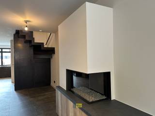 Te huur: dit hoogwaardig afgewerkt appartement is gelegen op een toplocatie, midden in het centrum van Hoogstraten.De leefruimte vormt een echte...