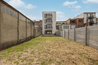 <p>Nieuwbouwappartement met 2 slaapkamers en grote tuin te koop onder REGISTRATIERECHTEN</p><p>Dit nieuwbouwappartement bevindt zich op een uitstekende locatie in Merksem nabij de Bredabaan. Vlotte bereikbaarheid en op wandelafstand van scholen, winkels en openbaar vervoer.</p><p>Indeling: inkomhal met gastentoilet, via moderne glazen deur naar lichte leefkamer op parket, volledig ingerichte luxe-keuken met alle toestellen, bijkeuken/technische ruimte, hoofdslaapkamer aan de voorzijde, badkamer met instapdouche en 2de toilet, bureel/2de slaapkamer aan tuinzijde.</p><p>Extra's:</p><p>- Verkoop nieuwbouw onder registratierechten</p><p>- Super-energiezuinige appartementen: zonnepanelen, volledige geïsoleerd, vloerverwarming,…</p><p>- Grote tuin met terras</p><p>Info/bezoek: 03/283 83 00 - noord@sinjoor.be</p>
