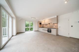 Splendide duplex neuf idéalement situé à côté du golf du Bernalmont.Ce bien se compose comme suit :A l'étage inférieur se trouvent 1 hall d'entrée...