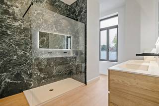 Deze woning werd volledig gerenoveerd in hedendaagse stijl met behoud van authentieke elementen en is zeer gunstig gelegen nabij het centrum en...