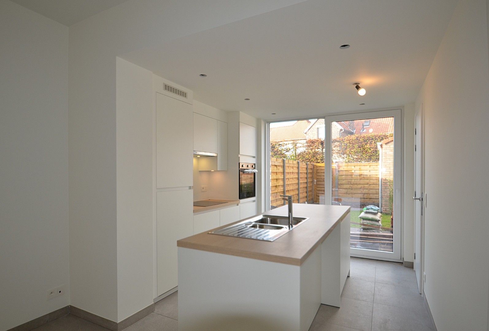 Volledig gerenoveerde woning met 3 slaapkamers en gezellig tuintje gelegen in het dorp van Zeebrugge. - foto 4