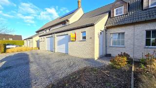 Nieuwbouwwoning in rustige, kindvriendelijke straat in het centrum van Avelgem. Vlakbij vind je een speelpleintje. De woning omvat: Inkom,...