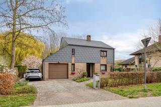 Une villa charmante située dans un quartier agréable à Dilbeek. <br /><br />En entrant, vous accédez à un hall d'entrée spacieux qui donne sur le salon lumineux et la cuisine entièrement équipée. Le salon s'ouvre directement sur le jardin joliment aménagé et bien entretenu, ainsi que sur la véranda entièrement fermée. Au rez-de-chaussée se trouvent également une buanderie pratique et une toilette séparée. <br /><br />Au premier étage, il y a quatre chambres complètes, chacune équipée d’armoires encastrées. Il y a également une salle de bains, une salle de douche séparée et une deuxième toilette.<br /><br />La maison dispose en outre de deux caves très spacieuses et d'un garage, offrant ainsi un espace de rangement supplémentaire.<br /><br />Une maison familiale idéale alliant confort et espace dans un environnement calme. <br /><br />PEP : 318 kWh/m² <br />Label : D <br />(L'installation électrique n'est pas conforme).