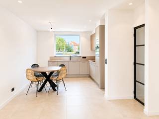 <pre>Découvrez cette maison entièrement rénovée, aux finitions impeccables.<br /><br />Cuisine neuve<br />Salle de bains avec double vasque et douche à l'italienne<br /><br />Menuiseries PVC neuves<br />Sols neufs<br />2 WC<br />3 chambres<br />Buanderie/rangement séparé<br /><br />Avantage supplémentaire pour les jeunes acquéreurs !<br /><br />Vous avez moins de 35 ans et vous n'êtes pas encore propriétaire ?<br /><br />Vous bénéficiez alors d'une prime à l'achat de 11 250 € offerte par la ville de Nieuport.<br /><br />Jardin exposé sud-ouest<br />Profitez du soleil du matin au soir !<br /><br />Terrasse neuve<br />Abri de jardin<br />Vue dégagée sur la campagne<br /><br />Haute performance énergétique (DPE A !)<br />Chauffage au sol (rez-de-chaussée)<br />Chauffage au gaz<br />8 panneaux solaires<br />Toiture isolée<br />Installation électrique conforme aux normes<br />Préparation pour climatisation et batterie domestique<br /><br />Emplacement privilégié<br />En périphérie de la ville, à proximité de :<br /><br />Place du Marché<br />De Kaai<br />Commerces et restaurants<br />Accès facile à l'E40<br /><br />Intéressé(e) ? Venez la découvrir rapidement ! info@vastgoednova.be<br />0469 155 155</pre>