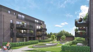 <p><span> </span></p><p><span>Park Gijsen bestaat uit 2 gebouwen met elk 15 BEN- appartementen.</span></p><p><span> </span></p><p><span>Beide gebouwen zijn voorzien van een lift en staan maar liefst 22 meter van elkaar zodat de privacy voor iedereen gegarandeerd is. De 2 fases zijn samen goed voor:</span></p><p><span> </span></p><ul><li><span>10 gelijkvloerse appartementen met een terras en een kleine private tuin, </span></li><li><span>16 appartementen op niveau 1 en 2 met een terras</span></li><li><span>4 penthouses op de bovenste verdieping. </span></li></ul><p><span>Met een keuze uit één, twee of drie slaapkamers en bewoonbare oppervlaktes die variëren tussen 67 en 118 m², heeft Park Gijsen een mooi aanbod: voor ieder wat wils.</span></p><p><span> </span></p><p><span>Behalve een diverse keuze heeft dit unieke project nog heel wat troeven. Naast een handige ondergrondse parkeergarage en een gedeelde fietsenstalling geniet u van een fraai aangelegde centrale tuin met wandelpaden, een prachtige waterpartij en een ruim grasveld. Zowel in dit park als in de rustige straten rondom Park Gijsen hebben uw kinderen meer dan voldoende ruimte om naar hartenlust veilig te spelen</span></p><p><span> </span></p><p><span>Dichtbij alles</span></p><p><span> </span></p><p><span>Wonen in Park Gijsen betekent wonen op wandelafstand (op amper 500 meter) van grote supermarkten, waaronder Albert Heijn, Aldi, Lidl, Prik & Tik en Hubo. </span></p><p><span>Maar je woont ook kort bij de nodige ontspanningsmogelijkheden. Of het nu de natuur van het kanaal van Beverlo is of het centrum van Leopoldsburg met zijn winkels, restaurants en culturele voorzieningen.</span></p><p><span><br />Om het centrum, diverse scholen en het station van Leopoldsburg te bereiken hoeft u slechts 5 minuten te fietsen en kan u handig gebruik maken van een zachte doorsteek van het project naar de Lommelsesteenweg.<br /><br /></span></p><p><span> </span></p><p><span>Duurzaam en toekomstbestendig<br /><br /></span></p><p><span>In Park Gijsen staat duurzaamheid centraal. Alle BEN-appartementen zijn uitgerust met de nieuwste technologieën op het gebied van energie-efficiëntie, zoals warmtepompen en zonnepanelen. </span></p><p><span>Het project heeft een indrukwekkend E-peil van E20 of lager, wat betekent dat u niet alleen bijdraagt aan een gezondere en ecologische leefomgeving, maar ook profiteert van lagere energiekosten én een hogere doorverkoopwaarde in de toekomst !</span></p><p><span> </span></p><p><span>Bovendien zorgt een innovatief centraal systeem voor het hergebruik van regenwater voor toiletten en eventueel ook wasmachines. Wadi’s zorgen daarnaast voor een natuurlijke infiltratie van het overige regenwater.</span></p><p><span> </span></p><p><span>Elegante en eigentijdse architectuur</span></p><p><span> </span></p><p><span>Park Gijsen is ontworpen door architectenbureau Architectuur +, onder leiding van Sven Coppens. De moderne architectuur, gecombineerd met industriële elementen en een chique afwerking van kolenzwarte bakstenen met blauwe kleurnuances, geeft de gebouwen een elegante en eigentijdse uitstraling. <br />Elk detail is zorgvuldig overwogen om een harmonieuze en aantrekkelijke woonomgeving te creëren.</span></p><p><span> </span></p><p><span>Ieder appartement is voorzien van ruime balkons en terrassen, waardoor u kunt genieten van het buitenleven vanuit het comfort van uw eigen wooneenheid. De woonruimtes in Park Gijsen zijn ontworpen met het oog op luxe en comfort. De ruime, open indeling wordt dankzij de grote ramen overspoeld met natuurlijk licht.</span></p><p><span> </span></p><p><span>Meer info over deze leuke woonplek? Bel ons gerust op 011 34 34 34</span></p><p><span> </span></p><p><span> </span></p>
