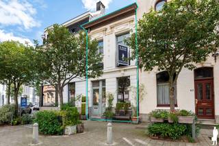 <strong>Charmant wonen in het hart van Zurenborg<br /><br /></strong>Zurenborg is een wijk om verliefd op te worden. Tussen de statige art-nouveaugevels en verstilde pleintjes vind je een levendige mix van koffiebars, kleine ateliers en buurtwinkels, met de bruisende Dageraadplaats en Draakplaats op wandelafstand. De bereikbaarheid is uitstekend, pal tussen het historisch centrum en de ring. Ideaal voor wie stad en rust wil combineren. De Dolfijnstraat is één van de mooiste van Zurenborg: rustig, groen en gekenmerkt door een indrukwekkende en goed bewaard geheel van historische gevels. Precies hier, tussen de prachtige lijstgevels, ligt deze karaktervolle woning uit 1892.<br /><br />Gebouwd in neoclassicistische stijl, met een sierlijk en typerende lijstgevel, maakt dit huis deel uit van één van de best bewaarde straatbeelden van Zurenborg. Een unieke kans voor wie de handen uit de mouwen wil steken en van deze 145 m² bewoonbare oppervlakte een heerlijk eigenzinnige thuis wil maken, met alle karakter en detail.<br />Achteraan wacht een leuk stadstuintje van ca. 20 m² met zuidoostelijke oriëntatie.