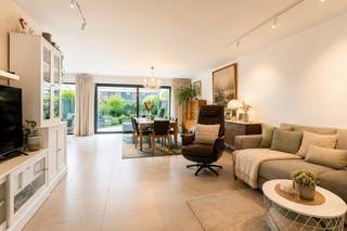 Ontdek deze moderne <strong>nieuwbouwwoning uit 2021</strong>, waar comfort, ruimte en energiezuinig wonen harmonieus samenkomen. Dankzij het BEN-label (Bijna-EnergieNeutraal) geniet je van een bijzonder <strong>laag energieverbruik</strong> en een duurzame woonomgeving.<br />Vanaf het eerste moment word je verwelkomd door de ruime en lichtrijke leefruimtes, perfect afgestemd op hedendaags gezinscomfort. Met <strong>5 volwaardige slaapkamers</strong> en een extra zolderruimte biedt deze woning tal van mogelijkheden, van een royale gezinswoning tot een combinatie van wonen en thuiswerken.<br />Ook buiten werd aan praktisch comfort gedacht: de woning beschikt over een<strong> oprit én een extra parkeerplaats</strong>, ideaal voor meerdere wagens of bezoekers.<br />De ligging vormt een extra pluspunt. Je woont hier op een centrale en gegeerde locatie, vlak bij winkels, scholen en belangrijke verbindingswegen. Zo geniet je van een rustige woonomgeving met alle voorzieningen binnen handbereik.<br /><strong>Troeven: </strong>
<ul>
<li>Moderne nieuwbouwwoning (2021) onder registratiestelsel ( geen btw)</li>
<li>BEN-woning met uitstekende energiezuinigheid ( EPC van -2 Kwh)</li>
<li>5 ruime slaapkamers + zolder</li>
<li>Lichtrijke ruimtes en een bewoonbare oppervlakte van 195 m²</li>
<li>Oprit en extra parkeergelegenheid</li>
<li>Centrale en vlot bereikbare ligging</li>
<li>Woning voor de toekomst ( aansluiting warmtenet)</li>
</ul>
De buitenoverkapping is niet inbegrepen.<br /><br />Wacht niet te lang om deze unieke kans te grijpen. Kom het zelf ontdekken en ervaar de verschillende mogelijkheden die deze woning te bieden heeft. Wij staan klaar om u te verwelkomen in uw toekomstige droomhuis! Bel ons vrijblijvend op voor een bezoek en info. Wij begeleiden u graag met de glimlach op zoek naar uw droomwoning . T. 051 62 40 40.