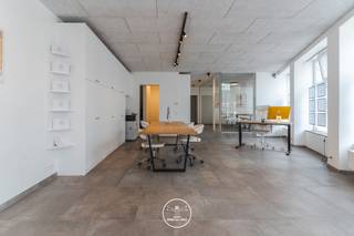 <strong>LIGGING</strong><br />Op één van de meest markante hoekpunten van Gent – waar de <strong>Brugsepoortstraat </strong>en de <strong>Hoogstraat</strong> elkaar kruisen – bevindt zich deze uitstekend gelegen handelsruimte. Dankzij de <strong>intense passage</strong>, <strong>maximale zichtbaarheid</strong> en <strong>uitstekende bereikbaarheid</strong> met zowel de wagen als het openbaar vervoer, vormt dit de ideale uitvalsbasis voor ondernemers die hun <strong>naamsbekendheid willen boosten</strong>. Een toplocatie die dagelijks door een breed en gevarieerd publiek wordt opgemerkt.<br /><br /><strong>INDELING<br /></strong><span>Deze instapklare handelsruimte combineert functionaliteit met kwaliteit. <br /><br />Het pand omvat:<br /></span><span>- Grote open handelsruimte</span><span> met flexibele indelingsmogelijkheden<br /></span><span>- Afgesloten zaal</span><span>, ideaal als vergader-, werk- of behandelruimte<br /></span><span>- Volledig uitgeruste keuken<br /></span><span><span>- Handige berging</span><span><br /></span><span><span>- Sanitair</span></span></span><strong><strong><br /></strong></strong>
<p>Alle ruimtes zijn afgewerkt met <strong>ingemaakte kasten en maatwerk</strong>, waardoor elke vierkante meter optimaal wordt benut. De indrukwekkende <strong>15 meter lange vitrine</strong> zorgt voor een overvloed aan natuurlijk licht en een uitzonderlijke zichtbaarheid naar voorbijgangers toe. Het volledige pand bevindt zich bovendien in <strong>uitstekende staat</strong>, klaar voor onmiddellijke uitbating.<br /><br /><strong>BIJKOMENDE INFO:</strong><br /><span>Huurprijs: € 1.560/maand <br /></span>EGW individueel af te sluiten<br /><span>Onmiddellijk beschikbaar<br /><br />Voor meer info en/of bezoek bel Stéphanie Eeckhout 0472 13 28 79</span></p>