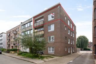 <p>In de centraal gelegen Duifhuisstraat vinden we dit goed onderhouden dakappartement met 2 slaapkamers, ideaal voor wie op zoek is naar een aangenaam appartement om te wonen of als investering.<br /><br />Het appartement beschikt over een aangename leefruimte met veel natuurlijk licht, een functionele keuken, twee volwaardige slaapkamers, een berging en een moderne badkamer. Dankzij de ligging op de bovenste verdieping geniet het appartement bovendien van een aangename woonbeleving en extra privacy.<br /><br />Een grote troef is de garagebox achter het gebouw, die extra parkeergelegenheid en bergruimte biedt. De garagebox is verplicht mee aan te kopen voor € 25.000.<br /><br />Een interessant appartement voor wie comfortabel wil wonen op een centrale locatie, met de praktische meerwaarde van een eigen garagebox.<br />Spreekt dit u aan? Twijfel dan niet om contact op te nemen.</p>