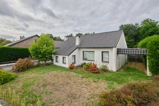 Op korte afstand van het centrum van Lommel en in een doodlopende kindvriendelijke straat ligt deze vrijstaande semi bungalow met twee slaapkamers en badkamer op de begane grond, via vaste trap naar zolderruimte ideaal geschikt voor het maken van slaapkamers, een losstaande garage en een fijne beschutte achtertuin op het westen met optimale privacy en een houten tuinhuis. <br /><br /><span><u><strong>INDELING:</strong></u></span><br /><u>Begane grond:</u><br />. inkomhal - lichtrijke woon- en zitkamer - goed uitgeruste keuken voorzien van de nodige inbouwtoestellen en opbergruimte - wasplaats - toilet - nachthal - 2 slaapkamers - badkamer voorzien van inloopdouche en badkamermeubel - bergruimte met vaste trap naar zolderverdieping<br /><br /><u>Verdieping :</u><br />. via een vaste trap toegang naar de ruime zolderverdieping ideaal geschikt voor het maken van extra slaapkamers of hobbykamer<br /><br /><span><u><strong>TUIN :</strong></u></span><br />De voor- en achtertuin zijn aangelegd met een inrit naar de vrijstaande garage. De zonnige achtertuin ligt op het westen met optimale privacy en tuinhuisje. <br /><br />Ben je op zoek naar een gezinswoning op een rustige locatie, met veel potentieel en een aangenaam perceel? Dan is deze open bebouwing zeker een bezoek waard.<br /><strong>Contacteer ons vandaag nog voor een bezichtiging via mail of telefoon (joris@limbo.be - 0496/166 339).</strong><br /><br /><br /><br />