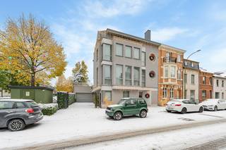 Deze kwaliteitsvolle woning in het hart van Hasselt biedt het perfecte evenwicht tussen stedelijk comfort en ontspannen woonplezier. <br />De royale perceeloppervlakte van 706 m² is uitzonderlijk voor zo’n centrale ligging en biedt een zeldzaam gevoel van ruimte en privacy. De aanwezigheid van een lift, twee garageplaatsen en drie extra parkeerplaatsen garandeert maximaal comfort en gemak. Met vier slaapkamers en drie badkamers is er meer dan voldoende plaats voor een gezin, gecombineerd wonen en werken of zelfs een vrij beroep. De indeling laat bovendien toe om de woning eenvoudig op te splitsen in twee entiteiten, gezien ze vandaag vergund is als tweewoonst maar steeds dienstdeed als één ruime gezinswoning. <br />Gebouwd in 2007 en afgewerkt met duurzame materialen, straalt deze woning kwaliteit en degelijkheid uit.<br />De ruime tuin en het westelijk georiënteerde terras vormen een mooie plek om buiten te genieten.<br />De twee terrassen – één op het gelijkvloers en één op de eerste verdieping – nodigen uit tot buitenleven in alle seizoenen. Dankzij de gunstige oriëntatie geniet je van overvloedig licht en een warme sfeer, midden in de bruisende stad. Deze solide, kwaliteitsvolle woning combineert elegantie, functionaliteit en een uitzonderlijke ligging, wat haar tot een werkelijk uniek aanbod maakt in het hart van Hasselt.<br /><br />Buitengewone kenmerken:<br />- Royaal perceel van 706 m² in hartje Hasselt<br />- Zonnige tuin en terrassen op het westen<br />- Gebouwd in 2007 met hoogwaardige afwerking<br />- Vier ruime slaapkamers en drie badkamers<br />- Lift aanwezig<br />- Grote garage<br />- Drie parkeerplaatsen<br />- Twee ruime terrassen op gelijkvloers en eerste verdieping<br />- Centrale maar rustige ligging<br />- Kwaliteitsvolle, instapklare woning