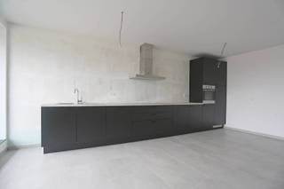 Aangename appartementen van 1 tot 3 slaapkamers met terras of tuin. 
De appartementen zijn akoestisch geïsoleerd en afgewerkt met duurzame en hoogwaardige materialen. De ligging van dit project heeft vele voordelen: Het Kanaal Brussel - Charleroi met zijn veilige en aangename fiets en wandelroutes is vlakbij. De opritten naar de Brusselse Ring en de E429 zijn gemakkelijk bereikbaar. Er is ook een excellente ontsluiting met het openbaar vervoer. De bushalte is vlakbij en het station van Halle is ook eenvoudig te bereiken. In de omgeving zijn scholen en het centrum van Halle met zijn winkels en restaurants is makkelijk te bereiken.
6% BTW onder voorwaarden.