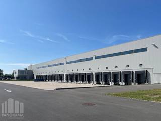 Nieuwbouw state of the art logistiek magazijn van 29.311 m² in combinatie met 1.282 m² instapklare kantoorruimte.<br /><br />De geklimatiseerde loods (BREEAM Excellent) heeft een vrije hoogte van 10,30 meter en is voorzien van 40 laadkades. Bijkomend heeft de vloer een draagkracht van 5T/m² en zijn de ruimtes uitgerust met een ESFR sprinkler systeem. Tevens is er snelle verbinding naar de COSCO terminal. Aan de voorzijde van de magazijnruimte bevindt zich een ingerichte kantoorruimte van 1.282 m².<br /><br />Ruime parkeer- en manoeuvreerruimte op de verharde, omheinde en bewaakte site die voorzien is van toegangscontrole. Tevens mogelijkheid tot huren van andere oppervlaktes. Fenomenaal gelegen in de haven van Zeebrugge, nabij de A11. (EPC : 20250919-0031023101-NR-3 Label C / 20250919-0031023103-NR-3 Label C / 20250919-0031023111-NR-3 Label C)<br /><br />Contacteer PANORAMA B2B voor bijkomende inlichtingen, plannen of een vrijblijvend plaatsbezoek 050 300 700.