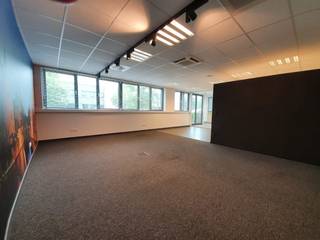 Modern en recent kantoor (unit 4 - 218 m²) te huur gesitueerd te Pathoekeweg 9 in het bedrijvencentrum van de voormalige Philipssite...