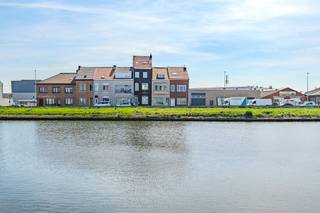 Deze instapklare woning te koop is gelegen langs de Oudenburgsesteenweg te Oostende. Hier geniet u een vlotte verbinding met het...