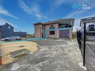 Contact : 0497 84 93 02 - We Invest a le plaisir de vous proposer cet entrepôt de 180 m², offrant de nombreuses possibilités d’aménagement. Idéal...