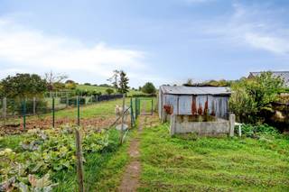 <p><span>Midden in een groene oase van rust, strategisch gelegen op een centrale doch rustige locatie, in een aangename woonomgeving en nabij belangrijke invalswegen, zijn wij verheugd deze woning op slechts 20 minuten van Leuven te koop aan te bieden. Het eigendom is gelegen op een mooi georiënteerd perceel van maar liefst 1.058 m².</span></p><p><span>Deze op te frissen woning met een nuttige bewoonbare oppervlakte van 206 m² omvat op het gelijkvloers een inkomhal, een lichtrijke en gezellige leefruimte en een ingerichte keuken die op haar beurt toegang verleent tot de leefveranda, die mogelijkheden biedt om naar eigen smaak te vernieuwen en in te richten.</span></p><p><span>Verder beschikt deze vrijstaande woonst op het gelijkvloers over een praktische wasruimte en een recent vernieuwde badkamer.</span></p><p><span>De eerste verdieping telt een overloop, twee volwaardige slaapkamers en een tweede ingerichte badkamer.</span></p><p><span>Hogerop, op de tweede verdieping, bevindt zich een ruime zolderkamer die nog volledig naar eigen wens ingericht kan worden.</span></p><p><span>Voorts beschikt dit eigendom over een ruime garage en een onderhoudsvriendelijke tuin waar het heerlijk genieten is van een permanent vakantiegevoel in eigen land.</span></p><p><span>Tot slot omvat deze woning nog ruime kelders, ideaal om al uw spullen een praktische opbergplaats te geven.</span></p><p><span>De gezellige tuin met veel privacy, het goed georiënteerde perceel, de centrale doch rustige ligging en de situering in een aangename woonomgeving zijn onmiskenbare troeven!</span></p><p><span>Kortom, deze vrijstaande woning in een landelijke en groene woonomgeving is zeker een bezoek waard en biedt tal van mogelijkheden om er uw eigen thuis van te maken. Een mooie opportuniteit voor wie op zoek is naar ruimte, rust en bereikbaarheid!</span></p><p><span> </span></p>
