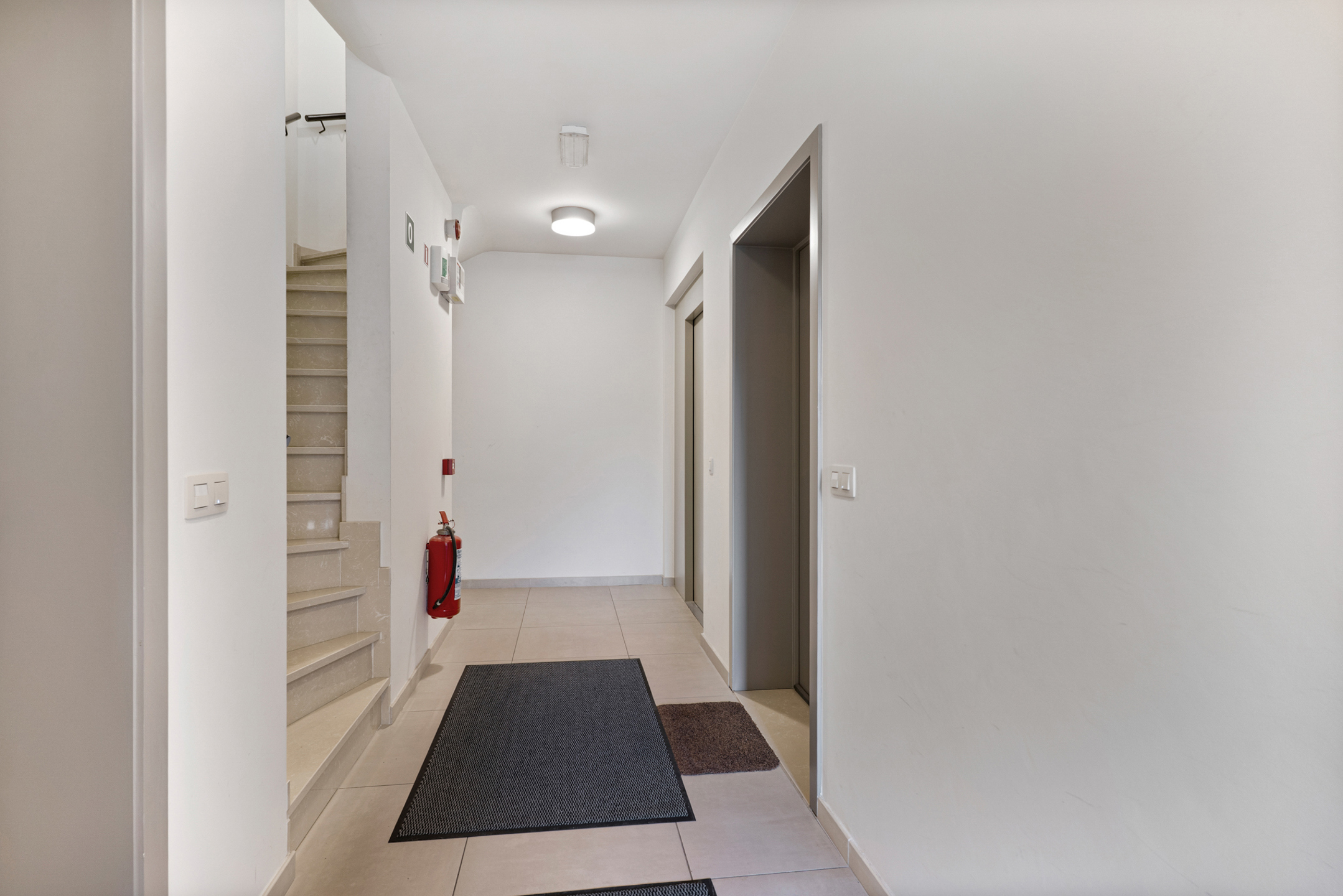 Zeer verzorgd gelijkvloers appartement met aangelegd terras en carport - foto 5