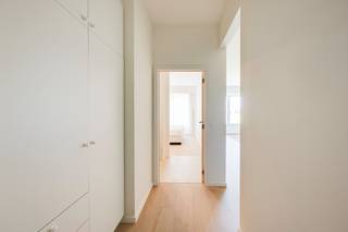 In residentie AM51, gelegen aan de Amerikalei 51, bieden we dit instapklare en smaakvol afgewerkte appartement te koop aan. Het gebouw ondergaat momenteel een vernieuwing. Dit appartement behoort tot de eerste volledig afgewerkte units in het project – een unieke kans om nu al te wonen in een vernieuwd gebouw dat binnenkort volledig tot zijn recht komt.<br /><br />Met een bewoonbare oppervlakte van ca. 82 m² geniet u van een ruime en lichtrijke leefruimte met een open keuken, coffeecorner en centraal eiland. De maatwerkkeuken in notelaar, afgewerkt met een travertin werkblad, is uitgerust met alle nodige toestellen en vormt een echte eyecatcher die perfect aansluit bij de leefruimte.<br /><br />Verder beschikt het appartement over één comfortabele slaapkamer, een stijlvolle badkamer, een apart gastentoilet, een praktische vestiairekast en een ruime berging met aansluiting voor wasmachine en droogkast. Het appartement behaalt bovendien een gunstig EPC-label A, wat bijdraagt aan een energiezuinig en comfortabel woonklimaat.<br /><br />Privatieve kelderberging inbegrepen. <br /><br />De ligging is een absolute troef. Amerikalei 51 bevindt zich op een uitstekende locatie nabij het Zuid en de Marnixplaats, één van de meest levendige buurten van Antwerpen. Tal van restaurants, cafés, winkels en boetieks bevinden zich op wandelafstand, evenals een vlotte verbinding naar het stadscentrum en belangrijke invalswegen. Parkeren kan eenvoudig voor de deur met een bewonerskaart. Voor het gebouw zijn 4 openbare laadpunten.<br /><br />Bent u op zoek naar een kwalitatief afgewerkt appartement op een topligging in Antwerpen? Dan is dit een opportuniteit die u niet wil missen. Contacteer ons voor meer informatie of een bezoek.