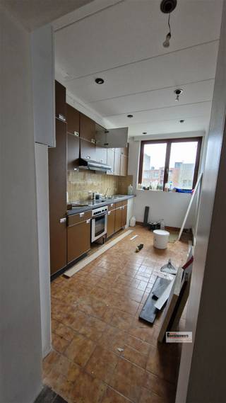 Zeer goed gelegen duplex-appartement met twee a drie slaapkamers. De garage op het gelijkvloers hoort er niet bij.DIchtbij Boekenbergpark en...