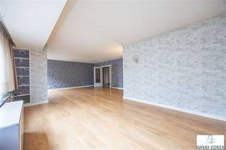 Uitzonderlijk ruim appartement met zijdelings zeezicht van 130m² midden in het winkelcentrum en vlakbij de Zeedijk. Indeling : inkomhal, zeer...