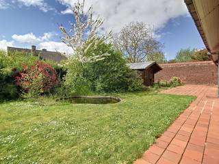 Deze bungalow heeft een grote tuin en 2 kamers met zicht op de tuin. De woning is gelegen in een rustige omgeving nabij het centrum van Ieper.INDELINGGelijkvloers:- Grote woonkamer (36m²)- Slaapkamer 1 (15m²)- Slaapkamer 2 (14m²)- Bureau (7m²)- Klassieke keuken- Berging- Badkamer met een luxe ligbad- Ruime garage (18m²)- Grote wasruimte- Apart toiletBuiten: - Verzorgde tuin met een vijver - TuinhuisVerdieping +1:- Goed geïsoleerde en grote zolder (volledige oppervlakte boven gelijkvloers)Ben je geïnteresseerd in dit pand te huur in Ieper? Surf dan naar de website www.dewaele.com, klik op de rode knop 'Bezoek aanvragen' en vul het huurdersprofiel in. Daarna nemen we contact op voor een bezoek. Telefonisch kunnen er geen afspraken ingepland worden.