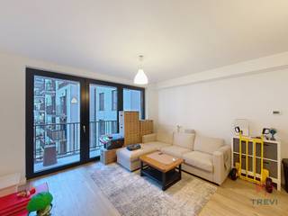 <p><strong>ETTERBEEK – Gelegen in de Europese wijk, in de nabijheid van de Europese instellingen, het openbaar vervoer, winkels en groene ruimten. Prachtig appartement met 3 slaapkamers van circa 109m² met terras.</strong></p>
<p><span>Op de 4de verdieping:</span></p>
<ul>
<li>
<p>Inkomhal</p>
</li>
<li>
<p>Lichtrijke leefruimte van circa 31 m² (4,45m * 4,83m)</p>
</li>
<li>
<p>Volledig geïnstalleerde open keuken (wastafel, vitrokeramische kookplaten, afzuigkap, koelkast/vriezer, oven en vaatwasser)</p>
</li>
<li>
<p>Slaapkamer van circa 15 m² (4,90m * 3,10m)</p>
</li>
<li>
<p>Slaapkamer van circa 9,5 m² (2,60m * 3,50m)</p>
</li>
<li>
<p>Slaapkamer van circa 9 m² (2,50m * 3,50m)</p>
</li>
<li>
<p>Badkamer met bad en douche</p>
</li>
<li>
<p>Wasplaats met aansluiting voor een wasmachine</p>
</li>
<li>
<p>Apart toilet</p>
</li>
</ul>
<p>Kelder nr. 8 Parkeerplaats (nr. P27) inbegrepen in de huurprijs</p>
<p>Lasten: forfait van 110 €/maand voor de gemeenschappelijke delen + voorschot van 125 €/maand voor warm water en verwarming. <br />Eenmalige verhuiskosten van 50€ ! <br />Verzekering afstand van verhaal: 150€/jaar</p>