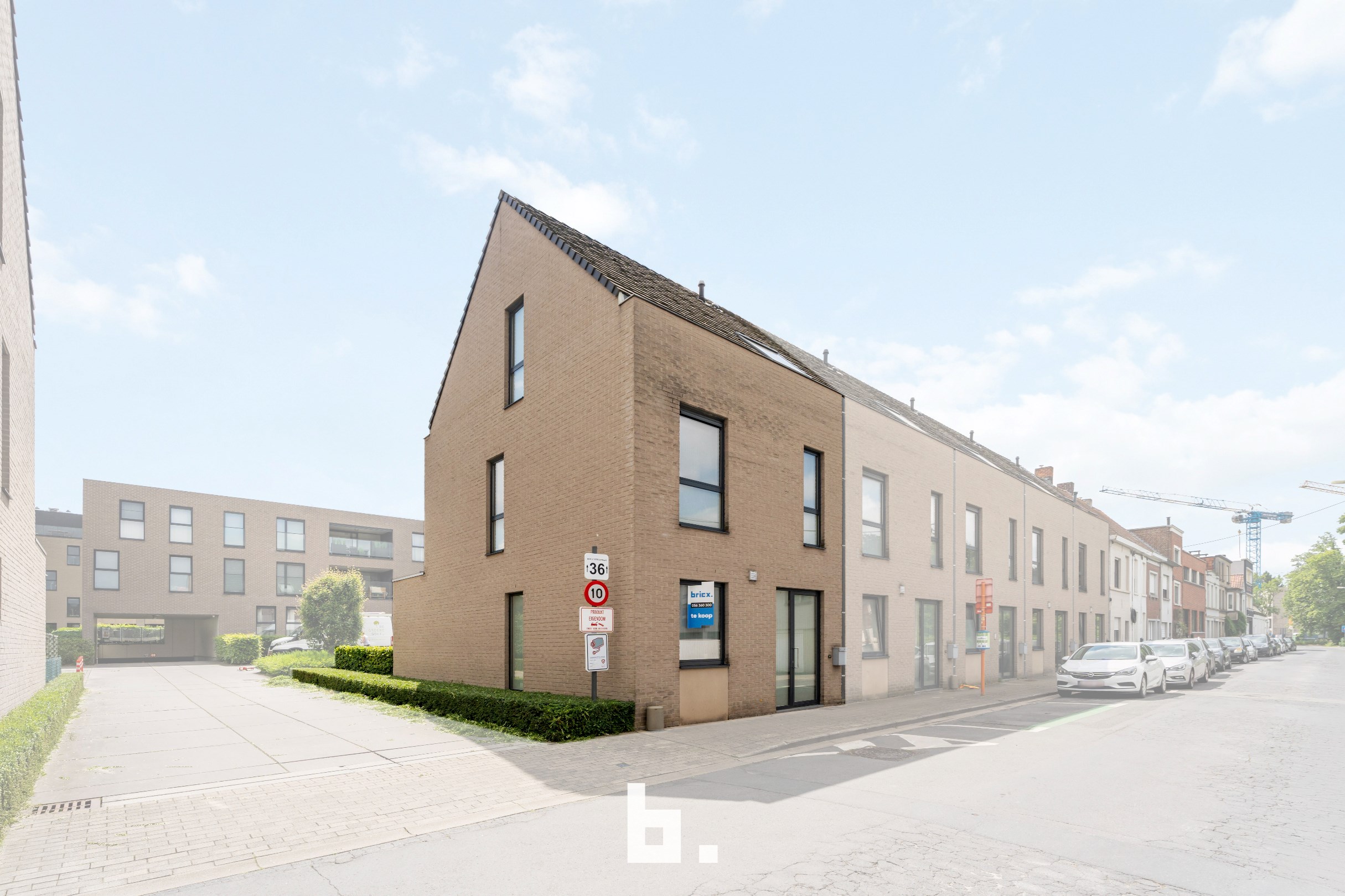 Instapklare halfopen woning  met 4 slpks, koer/ tuintje en ondergrondse autostaanplaats - foto 1