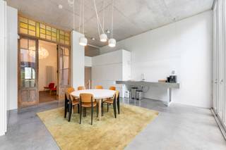 <p><span>Karaktervol Art Nouveau-pand uniek gerenoveerd met oog voor authenticiteit op toplocatie! Bijzonder rustig gelegen!</span></p>
<p><span>De woning ademt geschiedenis en klasse. Architect Cuypers liet zich bij het ontwerp duidelijk inspireren door de Japanse architectuur, wat resulteert in verfijnde lijnen, harmonieuze proporties en een unieke sfeer. Tijdens de recente grondige renovatie zijn alle authentieke elementen zorgvuldig bewaard gebleven en hedendaags comfort werd voorzien.</span></p>
<p><span>Momenteel is het gelijkvloers ingericht als kantoorruimte, wat deze woning ideaal maakt voor wie wonen en werken wil combineren. De verdiepingen herbergen vier ruime slaapkamers en twee badkamers, perfect voor een groot gezin of voor wie extra ruimte zoekt voor hobby’s of gasten.</span></p>
<p><span>Extra troeven:</span></p>
<ul>
<li>
<p><span>Gelegen in een bijzonder rustige buurt, met vlotte verbinding naar stad en snelweg</span></p>
</li>
<li>
<p><span>Originele Art Nouveau-elementen in perfecte staat</span></p>
</li>
<li>
<p><span>Veel lichtinval en een aangename, open sfeer</span></p>
</li>
<li>
<p><span>Parking mogelijk in het naastgelegen pakhuis</span></p>
</li>
<li>
<p><span>Geschikt als gezinswoning, praktijkwoning of karaktervolle kantoorruimte</span></p>
</li>
</ul>
<p><span>Dit unieke pand biedt een zeldzame combinatie van architecturale waarde, woonkwaliteit en functionele mogelijkheden. Een buitenkans voor wie op zoek is naar iets met karakter én comfort.</span></p>