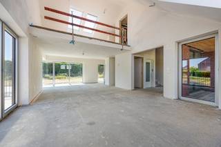 <p><span>Située à deux pas de Louvain, à proximité de toutes les principales voies d'accès et offrant une magnifique vue dégagée sur la vallée de la Voer, nous sommes ravis de vous proposer à la vente cette maison semi-ouverte, qui allie un agencement bien pensé à de vastes espaces de vie. Au niveau de la rue se trouvent le hall d'entrée et un garage spacieux pouvant accueillir deux voitures. Le rez-de-chaussée abrite quatre chambres à part entière, qui offrent toutes un accès direct à une grande terrasse. La chambre parentale dispose d’un dressing privé et d’une salle de bains attenante, tandis que les trois autres chambres partagent une deuxième salle de bains entièrement équipée avec des toilettes séparées. Au niveau du jardin se trouvent des toilettes pour invités et un espace de vie lumineux surmonté d’une mezzanine. Vous y trouverez également une cuisine donnant directement sur une deuxième terrasse et le jardin privatif, ce qui permet une transition harmonieuse entre la vie intérieure et extérieure. Pour un confort de vie accru, tous les étages sont reliés entre eux par un ascenseur. La maison est proposée en état semi-fini. Cela signifie que tous les équipements techniques, la chape et les enduits sont déjà en place, tandis que les finitions intérieures et l’aménagement extérieur peuvent encore être réalisés entièrement selon vos goûts. L'agencement, les installations techniques et la structure du bâtiment sont déjà fixés et ne peuvent plus être modifiés.</span></p><p><span> </span></p>