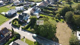 Terrain à bâtir de 864 m² orienté sud-ouest, destiné à la construction d'une villa 4-façades, situé dans un cadre agréable à Duisburg – Tervuren. 
Le terrain à bâtir présente une façade de 25,60 mètres. Selon la commune de Tervuren, 50 % de cette façade peut être construite. La surface batissable est de 12,30m de largeur et 15 m de profondeur au réz de chaussée., ce qui fait une surface habitable de 187,5m2. 
Au premier étage la surface habitable est de 150 m2. 

Ce terrain à bâtir bénéficie d'un emplacement agréable et calme, à proximité du centre de Duisburg et de Tervuren. Le magnifique parc de Tervuren et la British School of Brussels (BSB) se trouvent également à proximité.

Cet emplacement allie le calme et le cadre verdoyant de Duisburg à une bonne accessibilité et à la proximité des commerces, des écoles et d’autres commodités. Un emplacement intéressant pour ceux qui recherchent de l’espace et un cadre de vie agréable dans la région de Tervuren.

Attention : la parcelle n’est actuellement pas entièrement prête à la construction. Il reste à enlever les vestiges des fondations d’une véranda ainsi que des arbres. 