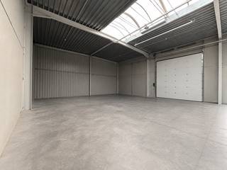 Bent u zelfstandig of ondernemer en bent u op zoek naar een <strong>RUIME, PRAKTISCHE CASCO OPSLAGLOCATIE</strong> of een plaats om uw <strong>ZELFSTANDIGE ACTIVITEIT </strong>ruimte te geven en verder te ontwikkelen? Dan is deze <strong>NIEUWBOUW KMO-UNIT op STRATEGISCHE LIGGING</strong> te industriezone Brakel <strong>IDEAAL </strong>voor wat u zoekt!<br /><br />De ruimte biedt <strong>TAL VAN MOGELIJKHEDEN</strong>. Zo kan deze unit zowel dienen als opslagruimte of heeft u de mogelijkheid dit naar eigen wensen af te werken! De unit omvat een ruime opslagruimte met een totaal oppervlakte van 144 m², waardoor het uitermate geschikt is voor diverse doeleinden. De ruimte is uitgerust met een <strong>HOGE SECTIONAALPOORT</strong> (5m hoog), wat de toegankelijkheid en functionaliteit verder optimaliseert. Daarnaast is een private wegenis aangelegd voor doorgaand verkeer.<br /><br /><u><strong>Extra troeven: Poort + aparte deur + toilet en lavabo aanwezig! </strong></u><br /><br /><strong>Adres: </strong>Industrielaan 10C - 9660 Brakel<br />Beschikbaar vanaf 1 oktober 2026<br />Huurprijs: € 795/maand + 21% BTW
