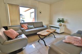 <p><span>HALF OPEN GEZINSWONING MET ZONNIGE TUIN</span></p><p><span> </span></p><p><span>In een rustige straat, op de rand met Heule houdt deze woning alles gelijkvloers.<br />Een stevige constructie, een goede indeling en heel veel licht zorgen er voor een aangename woonbeleving.</span></p><p><span> </span></p><p><span>De groene voortuin brengt ons naar de inkom die zorgt voor een warme welkom.  Er is een apart toilet.<br />De leefruimte kreeg grote glaspartijen en een aangenaam tuinzicht met zich mee, zithoek, eetruimte en keuken zijn er mooi met elkaar verbonden.<br />De keukenruimte heeft mooie afmetingen waar een nieuwe inrichting er zeker zijn plaats vindt, aansluitend is er een praktische berging.</span></p><p><span> </span></p><p><span>Het slaapgedeelte bestaat uit 3 ruime kamers en een nette badkamer.<br />Er is een grote garage met bijhorende wasplaats en een grote zolder in te zetten als berging, hobbyruimte of woninguitbreiding. </span></p><p><span> </span></p><p><span>De woning is omgeven door veel groen, achteraan is een mooie brede tuin met terras, perfect voor aangename buitenmomenten.<br />Achter de woning is er een grote openbare parktuin uitgerust met professionele speeltoestellen.</span></p><p><span> </span></p><p><span>RUSTIGE LIGGING<br />ALLES GELIJKVLOERS<br />HEEL VEEL LICHT<br />AANGENAME TUIN</span></p><p><span> </span></p><p><span> </span></p>