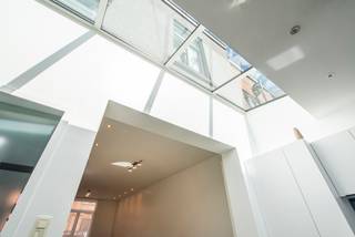 Located just a stone's throw from the Bourgoyen-Ossemeersen nature reserve, this move-in ready and energy-efficient home awaits. The property...