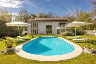 <p><span>Exclusive architect villa with pool in the prestigious Bellemond neighborhood</span></p><p><span>In the coveted </span><span>Bellemondwijk</span><span> in </span><span>s Gravenwezel</span><span>, you will find this </span><span>luxury architectural villa</span><span> designed by </span><span>John Bontinck</span><span>, where </span><span>light, space and privacy</span><span> are central. Surrounded by greenery and perfectly oriented, here you enjoy a unique living experience near </span><span>schools</span><span>, </span><span>stores</span><span> and </span><span>public transport</span><span>.</span></p><p><span>Upon entering, you are immediately immersed in a </span><span>vacation feeling</span><span>. </span><span> The impressive </span><span>living space</span><span> with </span><span>fireplace</span><span> and </span><span>parquet floor</span><span> is bathed in natural light thanks to the large windows and continuous volume. Inside and outside flow seamlessly together, with direct access to the </span><span>southwest facing terrace</span><span>, </span><span>landscaped garden</span><span> and </span><span>heated pool</span><span>.</span></p><p><span>The </span><span>designer kitchen with island</span><span> is fully equipped and offers stunning views of the greenery. A </span><span>shower room with outdoor access</span><span> completes the comfort.</span></p><p><span>Upstairs, the </span><span>loft</span><span> creates an open and airy feeling. The </span><span>master suite</span><span> with </span><span>dressing room and bathroom</span><span> is a truly private place. In addition, there are </span><span>3 full-size bedrooms</span><span> and a second </span><span>bathroom</span><span>.</span></p><p><span>The </span><span>garden without overlooking</span><span>, with several terraces and pool, is an oasis of tranquility. </span><span>Indoor garage for 2 cars</span><span> and spacious driveway available.</span></p><p><span>Advantages:</span></p><ul><li><span>Top architecture with maximum light</span><span> </span></li><li><span>Heated pool &amp; perfect orientation</span><span> </span></li><li><span>4 bedrooms, 2 bathrooms</span><span> </span></li><li><span>Underfloor heating, cast floors &amp; solar panels</span><span> </span></li><li><span>Favourable EPC: 164 kWh/m²</span><span> </span></li></ul><p><span> </span></p><p><span>Would you like to visit this exclusive home? Contact us at 036466655 or info@sinjoor.be.</span></p>