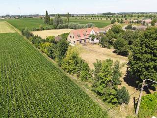 Bent u op zoek naar een woning met een groot perceel, landelijke rust én renovatiepotentieel? Dan is deze eigendom in de Vrombautstraat zeker...