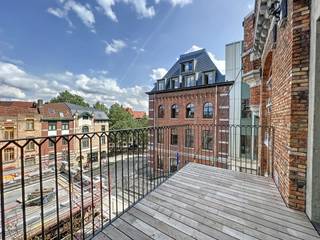 LIGGING<br />Dit nieuwbouw appartement geniet een top ligging in het centrum van Gent. Meer bepaald is het appartement gelegen in het project de Kazerne gelegen aan de Kattenberg. Een uniek project met behoud van authentieke elementen waar u ten volle van het Gentse stadsleven kan genieten. Alsook het aangelegde paradeplein die fungeert als gemeenschappelijke binnentuin maakt het heerlijk vertoeven bij zonnig weer. Bovendien is het slechts de straat oversteken om het Citadelpark te betreden.<br /><br />INDELING<br />U komt het appartement binnen via een centrale inkomhal voorzien van gastentoilet. Vervolgens heeft u toegang tot de lichtrijke woonkamer met een open geïnstalleerde keuken. Deze leefruimte staat in verbinding met het grote terras. Verder beschikt het appartement over twee slaapkamers, waarvan 1 kamer in de zijtoren van het gebouw. Daarnaast geniet het appartement nog over een badkamer met inloopdouche, een gasten toilet en een ruime berging. Tot slot is er nog een kelderberging en gemeenschappelijke fietsenstalling.<br /><br />Huurprijs: 1250 euro/maand<br />Parkeerplaats: 100 euro/maand<br />Provisie syndicale kosten: 100/maand<br />EGW: zelf af te sluiten.<br /><br />Bezoek aanvragen kan via de website.