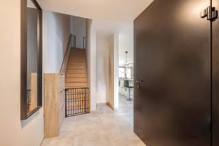 Deze RECENTE, INSTAPKLARE woning (bouwjaar in 2017) is gelegen te Pittem met name in de Kapelleweg 20 op een perceel grond van 254m² en met een bewoonbare oppervlakte van 136,78 m². Deze eigendom geniet een uiterst centrale ligging vlakbij, openbaar vervoer, bakker, slager, winkels, scholen, enz...<br /><br />PLUSPUNTEN:<br />* RECENTE WONING, BOUWJAAR 2017<br />* RUSTIGE, KINDVRIENDELIJKE LIGGING<br />* ZEER GUNSTIG EPC LABEL B<br />* ELKE RUIMTE VOORZIEN VAN AIRCO <br /><br />INTERIEUR:<br />Via de inkomhal komt u binnen in de woning, met aansluitend een gastentoilet. Vervolgens is de lichtrijke leefruimte met eetplaats, die naadloos aansluit op de volledig geïnstalleerde open keuken. Vanuit de keuken is er toegang tot de praktische berging, alsook een bureauruimte.<br /><br />Op de eerste verdieping bevinden zich 3 comfortabele slaapkamers en een ruime badkamer, uitgerust met een dubbele wastafel, inloopdouche en toilet.<br /><br />EXTERIEUR:<br />De woning beschikt over een aangename en rustig gelegen tuin. Daarnaast is er een praktische carport, zodat u uw wagen steeds overdekt kunt parkeren. De aanwezigheid van een buitenberging zorgt voor extra bergruimte en biedt plaats voor onder meer tuinmateriaal.<br /><br />Een verzorgde en instapklare woning met een rustige ligging, een gunstig EPC-label B en alle nodige voorzieningen.