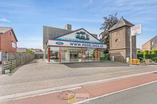 <p>IDEALIS VASTGOED – Handelsruimte/showroom met 2 appartementen gelegen op een perceel van 6a 47ca op een commerciële zichtlocatie op het ‘Lindel’.<br />Het pand bestaat op de gelijkvloerse verdieping over een zeer lichtrijke showroom van +- 180m² te bereiken langs zowel de voorzijde als de achterzijde.<br />Verder beschikt het pand over 2 appartementen met telkens 2 slaapkamers en ruime ondergrondse garages die al geruime tijd verhuurd worden.<br /><br />Ligging: Het pand is gelegen langs de Lindelsebaan op fietsafstand van de dorpskern van Overpelt, alsook van het industrietrein van Overpelt en op een steenworp van de Noord-Zuidverbinding.<br /><br />Indeling:<br />Gelijkvloerse verdieping: - winkelruimte/showroom<br /><br />Eerste verdieping: trappenhal met toegang tot 2 appartementen.<br />woonkamer met open keuken – berging/wasplaats – slaapkamer 1 – slaapkamer 2 – badkamer – toilet –<br /><br />Kelderverdieping: 2 extra ruime garages<br /><br />BIJZONDERHEDEN:<br />- Commerciële zichtlocatie<br />- Appartementen reeds lange tijd verhuurd (lopend rendement)<br />- Ruim perceel, volledig verhard en dus veel ruimte om te parkeren<br />- Energielabel D (showroom)<br /><br /><strong>O-peil:</strong> niet overstromingsgevoelig gebied<br />P-score: A<br />G-score: A<br /><br /><strong>Benieuwd naar dit veelzijdige pand? Ons IDEALIS Team geeft U met plezier en steeds vrijblijvend de nodige informatie via e-mail, ter plaatse of op ons kantoor te Pelt.<br />Wenst U advies omtrent uw eigen woning? Graag plannen wij vrijblijvend met U een afspraak in om onze expertise met U te delen, steeds tot Uw dienst!!<br />Neem contact op met IDEALIS VASTGOED op 011/515 565 of mail naar info@idealisvastgoed.be!</strong></p>