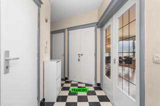 Dit instapklare en gerenoveerde appartement (2015) met een bewoonbare oppervlakte van 80 m² (volgens EPC) bevindt zich in de Residentie Le Corrège op bovenste verdieping (10de), in het hart van de prestigieuze Europese wijk. Het appartement beschikt over een ruime inkomhal met vestiaire en gastentoilet, een lichtrijke leefruimte met prachtig panoramisch uitzicht over de square en een volledig aparte uitgeruste keuken. De moderne badkamer is voorzien van een inloopdouche en lavabomeubel. Daarnaast zijn er twee volwaardige slaapkamers, waarvan één directe toegang biedt tot een aangenaam terras.<br /><br />De ligging is een absolute troef: in de onmiddellijke nabijheid van openbaar vervoer (metro, trein en bus Schuman), scholen, winkels, parken zoals het Jubelpark en de wijk van de Squares, evenals tal van gezellige horecazaken en recreatiemogelijkheden. <br /><br />Divers: Conciërge aanwezig, kelder (-1) en parking num 18 ( -2 )eventueel aan te kopen +€20.000, dubbele beglazing in Pvc raamprofielen (2015), Elektrische keuring in aanvraag, stedenbouwkundige, bodemattest, syndicus en kadastrale (€1405) gegevens in bezit, gemeenschappelijke kosten met verwarming en water (+-€280/maandelijks) dak zal vernieuwd worden (budget €180.000 in bezit), meubels gratis over te nemen. Appartement beschikbaar vanaf de akte.<br /><br />Dit appartement vormt de ideale thuis of als investering voor wie op zoek is naar comfort, stijl en een centrale ligging in een van de meest gegeerde buurten van Brussel.<br /><br />