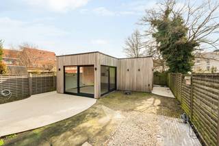 <strong>Te koop: instapklare woning met zwembad en poolhouse in centrum Deerlijk</strong><br /><br />In het <strong>centrum van Deerlijk </strong>bevindt zich deze volledig <strong>instapklare</strong> woning met een prachtige tuin, <strong>zwembad</strong> en <strong>poolhouse</strong>. Hier woon je op een centrale ligging, met alle voorzieningen dichtbij, én geniet je tegelijk van rust en comfort in je eigen buitenruimte.<br /><br /><strong>Wat maakt dit pand uniek?</strong><br />Via de ruime inkomhal kom je binnen in de woning, met aansluitend een <strong>apart bureau</strong>. Daarnaast de gezellige <strong>leefruimte</strong> met <strong>gashaard</strong> sluit mooi aan op de <strong>open keuken,</strong> die uitkijkt op de tuin. Op de eerste verdieping bevinden zich <strong>twee ruime slaapkamers</strong>, een <strong>badkamer</strong> en een <strong>dressing</strong>. De tweede verdieping biedt nog een <strong>derde slaapkamer</strong>.<br /><br />Buiten geniet je van een aangelegde tuin met <strong>zwembad</strong> en <strong>poolhouse</strong>. Daarnaast beschikt de woning over een <strong>inpandige garage</strong>. Met 17 <strong>zonnepanelen</strong> en een <strong>thuisbatterij</strong> behaalt de woning bovendien een gunstig<strong> EPC-label B</strong>.<br /><br /><strong>Voor wie is dit ideaal?</strong><br />Ideaal voor gezinnen of koppels die op zoek zijn naar een instapklare woning met buitenruimte, in een centrale ligging in Deerlijk.<br /><br />Te koop via Immo Beguin, jouw vastgoedexpert sinds 2009, met kantoren in Ronse, Waregem, Kortrijk, Deinze, Doornik en Lessines.<br />Bezoek na afspraak met arne@immobeguin.be