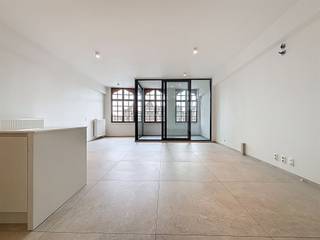 HOOGWAARDIG AFGEWERKT APPARTEMENT MIDDEN IN HET STADSCENTRUM VAN IEPER HET APPARTEMENT BEVINDT ZICH OP DE TWEEDE VERDIEPING EN IS INGEDEELD ALS...