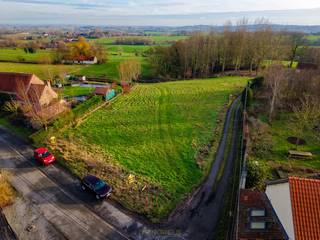 RUIME BOUWGROND van ca. 1.720 m² voor LUXUEUZE OPEN BEBOUWING, gelegen te Maclinoire in Ellezelles, in een RUSTIGE en GROENE OMGEVING tussen...