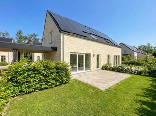 <p><strong>Lot 3 is een halfopen bebouwing op een perceel van 237 m² en heeft een bewoonbare oppervlakte van 126 m². De gelijkvloerse verdieping beschikt over een ruime leefruimte met een open keuken, een berging en een gastentoilet . Vanuit de keuken is er directe toegang tot het terras en de privétuin. Op de eerste verdieping bevinden zich drie ruime slaapkamers en een badkamer, voorzien van een ligbad, douche, dubbel lavabomeubel en toilet. De woning heeft een vlizo-trap naar de zolderruimte. Buiten is er nog een mooi aangelegde tuin en carport.<br /><br />Vindeling – Rustig wonen in het hart van Wechelderzande</strong></p>
<p><strong>Ontdek Vindeling, een charmant nieuwbouwproject met 23 energiezuinige woningen gelegen aan de gelijknamige weg Vindeling te Wechelderzande. Deze weg is een nieuwe zijstraat van de Kerkepad in een autoluwe omgeving.</strong> Deze tweede fase omvat 12 stijlvolle nieuwbouwwoningen die de perfecte balans vinden tussen hedendaagse elegantie en klassieke accenten. De klassieke geveldetails, gecombineerd met een moderne indeling en duurzame technieken, creëren een warm en tijdloos geheel. Dit nieuwbouwproject is gelegen in een kindvriendelijke buurt met veel openbaar groen en is ontworpen met oog voor comfort, ruimte en levenskwaliteit.</p>
<p><strong>Samenvatting</strong></p>
<p>Het nieuwbouwproject Vindeling bestaat in de eerste fase uit 11 en in de tweede fase uit 12 energiezuinige nieuwbouwwoningen. Elke woning telt 3 slaapkamers en biedt een bewoonbare oppervlakte tussen 126 m² en 131 m². De perceelsoppervlaktes variëren van 193 m² tot 407 m², wat elke woning een mooie buitenruimte garandeert. Elke woning beschikt bovendien over een private tuin en een carport of inpandige garage.</p>
<p><strong>Mooi wonen in Wechelderzande</strong></p>
<p>Vindeling ligt in de omgeving van de Kerkepad in Wechelderzande, een ideale locatie voor gezinnen. De wijk is kindvriendelijk en omringd door het groen. Bovendien bevinden winkels, scholen, kinderopvang en de lokale jeugdbeweging zich op wandelafstand. Dankzij de nabijheid van belangrijke voorzieningen geniet je hier van het comfort van een centrale ligging, zonder in te boeten op rust en ruimte.</p>
<p><strong>Ruimte &amp; comfort</strong></p>
<p>Elke woning beschikt over drie volwaardige slaapkamers en een badkamer met ligbad, aparte douche, dubbel lavabomeubel en toilet. De open leefruimte met zithoek, eetruimte en volledig ingerichte keuken vormt het hart van de woning en sluit naadloos aan op de aangelegde tuin. Grote raampartijen zorgen voor een overvloed aan natuurlijk licht en creëren een aangename woonbeleving.</p>
<p>Afhankelijk van het woningtype beschik je over een carport of een inpandige garage met extra bergruimte. De afwerking is kwalitatief en doordacht, met ruime keukeninrichting en moderne technieken die bijdragen aan het dagelijks wooncomfort.</p>
<p><strong>Duurzaamheid en energiezuinigheid</strong></p>
<p>De woningen van nieuwbouwproject Vindeling zijn bijna-energieneutraal (BEN) met een maximaal E-peil van 10. Ze zijn uitgerust met een lucht-water warmtepomp, vloerverwarming en zonnepanelen, wat zorgt voor een aanzienlijke besparing op je energiefactuur. Ook aan duurzaam watergebruik is gedacht: regenwater wordt gerecupereerd voor toiletspoeling, buitenkraan en mogelijks wasmachine.</p>
<p>Met deze duurzame en toekomstgerichte keuzes woon je niet alleen energiezuinig, maar ook comfortabel en milieubewust.</p>
<p><strong>Beschermd als koper</strong></p>
<p>De verkoop van Vindeling geschiedt onder de <strong>Wet Breyne</strong>. Dit garandeert de koper uitgebreide bescherming en ontneemt alle risico’s. Je betaalt in schijven naarmate de werken vorderen, wat zorgt voor financiële gemoedsrust tijdens het bouwproces.</p>