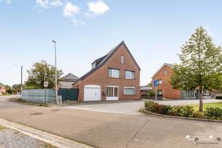 <p><span>Deze verzorgde en ruime gezinswoning met maar liefst 228 m² bewoonbare oppervlakte is gelegen op een perceel van 5 are 25 centiare, nabij het centrum van Zonhoven. Dankzij de gunstige ligging, de ruime indeling en de verschillende uitgevoerde renovaties is dit een woning met heel wat troeven.</span></p><p><span> </span></p><p><span>De woning werd gebouwd in 1953 en doorheen de jaren op belangrijke punten gemoderniseerd. Zo werd onder meer in 2015 het dak vernieuwd en voorzien van 16 cm isolatie, werden nieuwe Velux-dakramen geplaatst en zijn de dakgoten uitgevoerd in zink. Verder werd de woning voorzien van een nieuwe Vaillant-gasketel in 2019, spouwisolatie en 21 zonnepanelen met omvormer in 2022 en recent ook elektrische rolluiken in 2024.</span></p><p><span> </span></p><p><span>Deze investeringen zorgen mee voor een gunstig EPC-label B, waardoor de woning niet alleen ruim en comfortabel is, maar ook op energetisch vlak een mooie score behaalt.</span></p><p><span> </span></p><p><span>Bij het binnenkomen wordt u verwelkomd in een aangename inkomhal. Van hieruit bereikt u de ruime leefruimte, die dankzij de grote raampartijen geniet van een aangename lichtinval. De gezellige zithoek vormt een mooie centrale leefruimte voor het hele gezin. Verder beschikt het gelijkvloers over een keuken, praktische berging/wasplaats, apart toilet en een ruime inpandige garage. Deze garage biedt niet alleen plaats voor de wagen, maar zorgt eveneens voor extra opslagmogelijkheden op de zolder.</span></p><p><span>Op de eerste verdieping bevinden zich drie slaapkamers en een badkamer. Via de badkamer is er toegang tot de ruime zolder op de tweede verdieping. Deze ruimte biedt nog interessante uitbreidingsmogelijkheden en kan, mits de nodige inrichting, worden ingericht als één à twee bijkomende slaapkamers, een hobbyruimte, bureau of polyvalente ruimte.</span></p><p><span>Ook buiten heeft deze woning heel wat te bieden. De ruime en volledig omheinde tuin is ideaal voor gezinnen, kinderen en huisdieren en biedt de nodige privacy. Daarnaast is er langs de woning parkeergelegenheid voorzien.</span></p><p><span> </span></p><p><span> </span></p><p><span>Belangrijke troeven:</span></p><p><span>- Ruime instapklare gezinswoning</span></p><p><span>- Asbestveilig</span></p><p><span>- Elektrische installatie conform</span></p><p><span>- Gunstig EPC-label B met unieke code 20260818-0003932016-RES-1</span></p><p><span> </span></p><p><span>De woning bevindt zich tevens nabij het centrum van Zonhoven, waardoor winkels, scholen en andere dagelijkse voorzieningen vlot bereikbaar zijn. Ook voor pendelaars is de ligging interessant dankzij de snelle verbinding richting E314, Hasselt en Houthalen.</span></p><p><span> </span></p><p><span>Interesse opgewekt? Voor meer informatie of een bezoek ter plaatse, aarzel niet om ons te contacteren via 011 199 991 of info@janssenenjanssen.be</span></p>