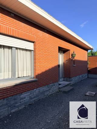 FAMILIEBUNGALOW (te renoveren) MET GROTE TUIN IN HET RUSTIGE OPHASSELT. Deze open bebouwing dateert van 1970. Toen al werd gedacht aan...